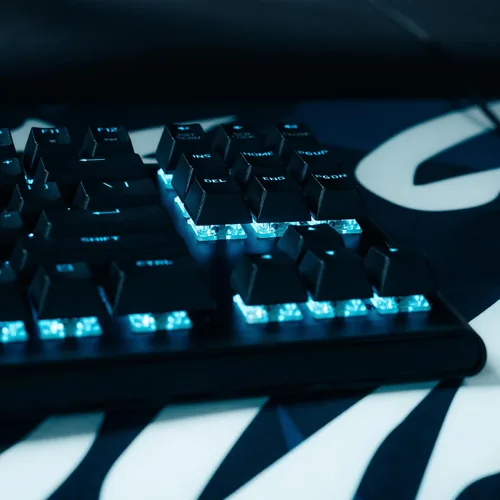 Vista 10 de Alienware Teclado para juegos Tenkeyless - AW420K - Lado Oscuro de la Luna - Con cable, programable, Cherry MX Red, USB, AlienFX RGB / 16.8 millones