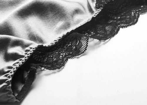 Vista 4 de SilRiver Bragas de satén de seda para mujer, ropa interior brillante Tanga