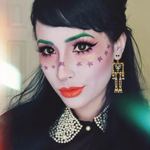 Vista 4 de SENNI Aretes de calavera de esqueleto de Halloween, aretes colgantes de esqueleto de calavera espeluznante, regalo de joyería para mujeres y niñas