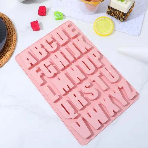 Vista 4 de Moldes de letras de silicona rosa, molde del alfabeto de 26 cavidades para chocolate, moldes de chocolate A-Z letras para pasteles, cubitos