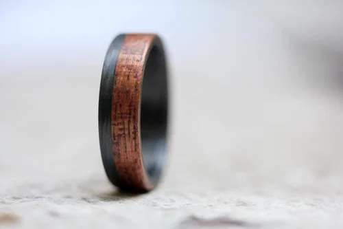 Vista 4 de Men's carbon fiber and bentwood ring. Modern and natural wooden caoba wedding band. Water resistant, very durable and hypoallergenic. (00405_7N)
