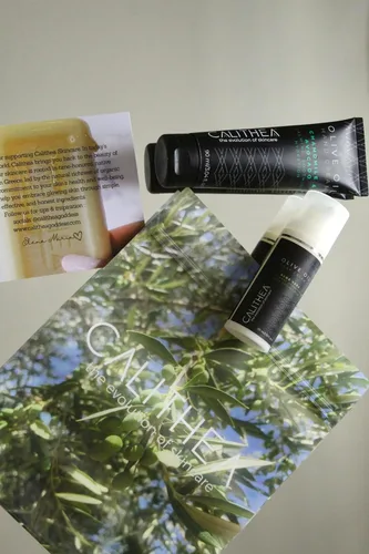 Vista 3 de Crema de manos Calithea - Crema hidratante nutritiva para manos con vitamina E, manzanilla, aguacate y aceite de oliva