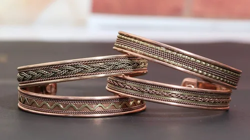 Vista 4 de Crocon Exclusivas pulseras magnéticas ajustables de cobre tibetano para mujeres y hombres, patrón indio, joyería de yoga, meditación espiritual