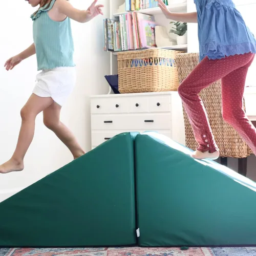 Vista 3 de Foamnasium Mega Wedge - Juego de espuma para interiores, 2 piezas para niños pequeños y activos escaladores de espuma para gatear, escalar Carmesí