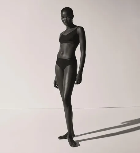 Vista 4 de Calvin Klein - Brasier de triángulo sin varillas para mujer, colección Invisibles, corpiño cómodo, forrado ligeramente, sin costuras