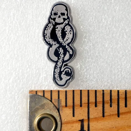 Vista 3 de Ata-Boy Harry Potter Dark Mark Pins, pines esmaltados para mochilas - Regalos y mercancía.., Aluminio, Sin gemas.