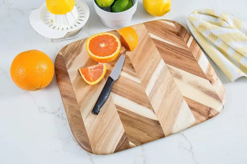 Vista 7 de Lipper International Tabla de cortar y servir de espiga de acacia con borde redondeado con asas insertadas para cortar carnes, frutas y verduras