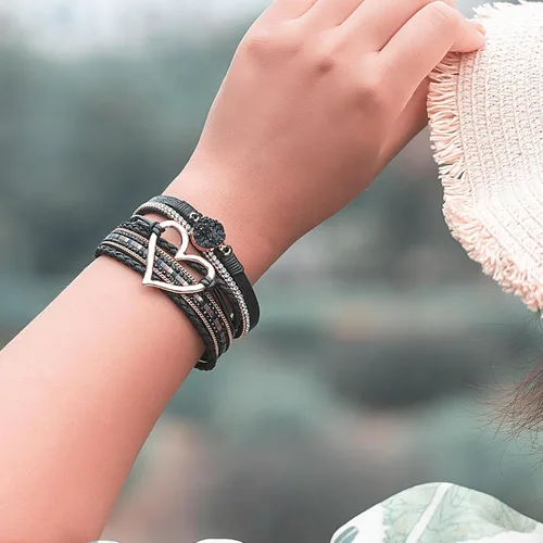 Vista 8 de FANCY SHINY Pulseras de cuero con forma de corazón, apilables, bohemias, pulseras de diamantes de imitación de resina de moda con cierre magnético