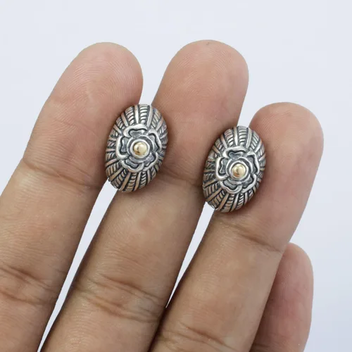 Vista 2 de huggie earrings stud 925 sterling silver decorated with flower ornament and woven art