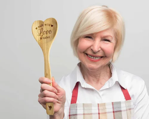 Vista 2 de Espátula de bambú de madera en forma de corazón personalizada para mujeres hombres inauguración de la casa aniversario parejas chef
