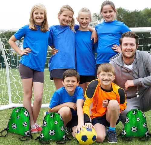 Vista 4 de Coume Paquete de 20 bolsas de fútbol con cordón de 12 x 10 pulgadas, mochila deportiva portátil para niñas y niños, recuerdos de fiesta, refrigerios