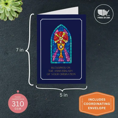 Vista 2 de Tarjeta de felicitación de aniversario de ordenación con sobre, diseño cristiano de vitrales con mensaje de bendición, tarjeta religiosa premium