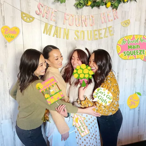 Vista 4 de Decoraciones de despedida de soltera de limón con texto en inglés "She Found Her Main Squeeze Photo Booth Props Lemon Citrus Party Supplies - Juego