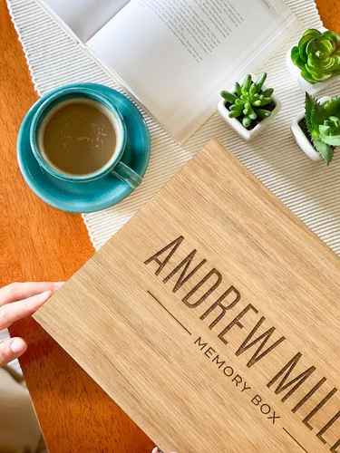 Vista 7 de Caja de madera personalizada con nombre para recuerdos, recuerdo, regalo para él, ella, novio, novia, bebé, niña, hermano, hermana, chico, padrinos