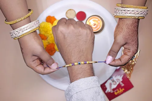 Vista 3 de Rakhi casero para hermano Bhaiya Raksha Bandhan Hilos sagrados con tarjeta de felicitación y bolsa de regalo El mal de ojo promueve la positividad