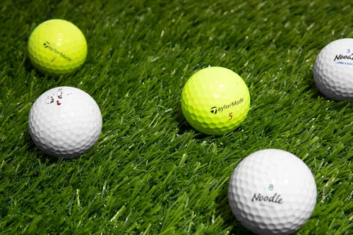 Vista 3 de 100 pelotas de golf usadas para practicar varios golpes – Pelotas de golf a granel baratas ideales para principiantes y práctica de swing de golf