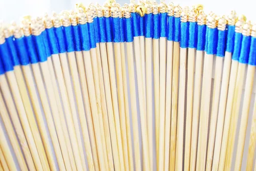 Vista 5 de Paquete de 100 cintas de encaje azul para boda, serpentinas con campanas, varitas de seda de hadas, cinta de salida de boda para actividades