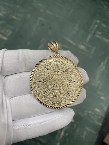 Vista 2 de TGDJ Colgante con dije de calendario maya azteca de oro amarillo de 14 quilates adorno de corte de diamante símbolo espiritual hecho a mano joyería