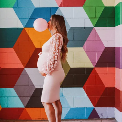 Vista 4 de Vestido midi de maternidad de manga larga con malla floral, vestido ajustado de maternidad para baby shower, sesión de fotos