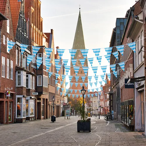 Vista 6 de Ahfulife Pancarta de bandera bávara de Oktoberfest de 32.8 pies para decoraciones de Oktoberfest, pancarta de Oktoberfest con 30 banderas