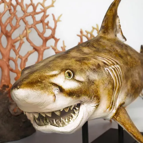 Vista 4 de Escultura de tiburón gigante de 25 pulgadas, figuras de animales marinos del océano, decoración moderna para oficina, sala de estar, porche