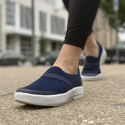 Vista 5 de OOFOS OOmg - Zapatos bajos, color azul marino y blanco, talla 10 para mujer, calzado de recuperación ligero, reduce el estrés en los pies