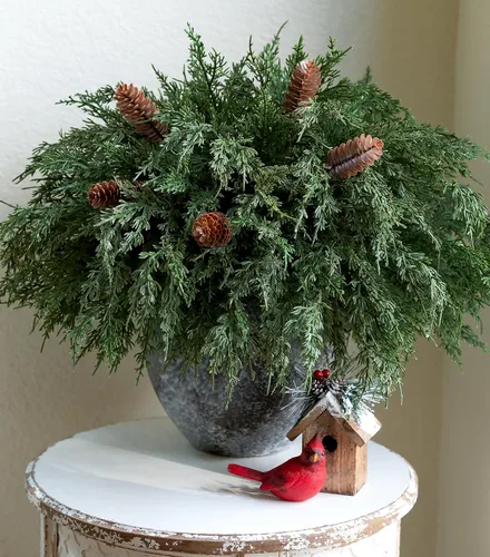 Vista 23 de Tallos de cedro artificiales Ivydale, ramas de pino Norfolk artificiales para decoración de Navidad, 12 tallos de pino falsos con 2 ramas de conos