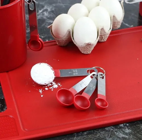 Vista 2 de Reston Lloyd 4 cucharas medidoras para ingredientes secos y líquidos, plástico de grado alimenticio con asas de acero inoxidable, color rojo