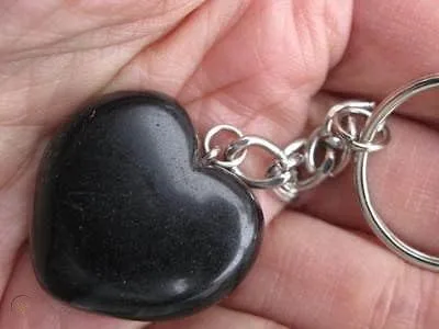 Vista 2 de Llavero en forma de corazón de turmalina negra natural para curación de chakras y reiki (BLKHRTCHAIN), Negro