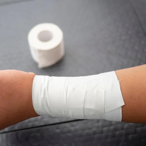 Vista 3 de Vakly Cinta Atlética Porosa Paquete de 3 - Tela de Tejido Suave Transpirable para Entrenamiento Deportivo Ortopédico, Cinta Adhesiva Médica