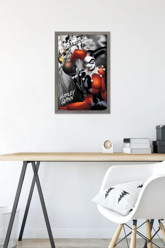Vista 6 de Trends International DC Comics - Póster de pared de Harley Quinn, la bomba, 14.725 x 22.375 pulgadas, versión enmarcada de madera de granero