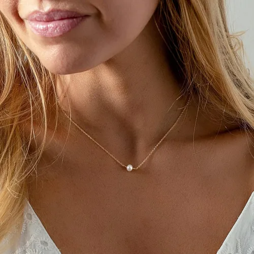 Vista 5 de Yoosteel Collares de perlas con inicial en capas para mujer, moderno, delicado collar de perlas chapado en oro de 16 quilates para mujer, collar