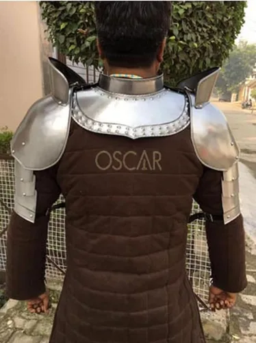 Vista 4 de Conjunto de gorget de armadura LARP medieval con hombreras color plateado, plateado