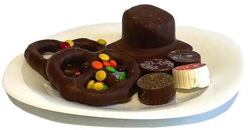Vista 5 de Cesta de regalo gourmet de calabaza de Halloween de 33 piezas de chocolates artesanales, galletas, crujidos y aperitivos. Hecho a mano y perfecto