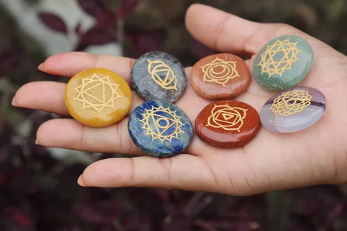Vista 7 de Jet 7 Chakra Reiki Set Grabado Redondo para Curar Chakra Equilibrio Meditación, Vibraciones Positivas
