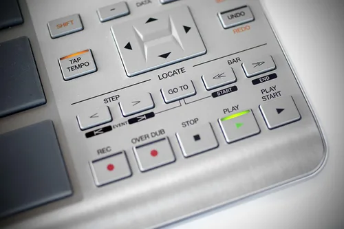 Vista 3 de Controlador de producción musical profesional Akai Professional MPC Studio con descarga de biblioteca de sonidos de más de 9 GB