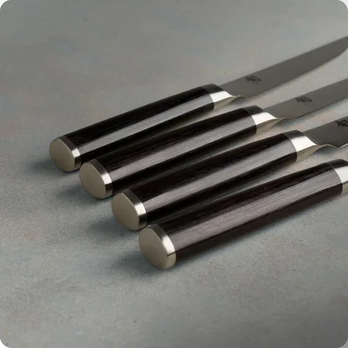 Vista 4 de Shun Juego clásico de cuchillos para carne de 4 piezas 4.75" Knives, Handcrafted Japanese Steak Knife Set, VG-MAX Core, Damascus Stainless Steel