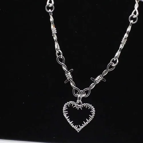 Vista 4 de Fuqimanman2020 Collar de espinas góticas, collar con colgante de corazón de espinas de hip hop, aretes de zarzas de rosa, gargantilla de púas