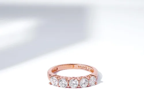 Vista 37 de Amazon Essentials Anillo de plata de ley de cinco piedras con circonita cúbica de corte redondo Infinite Elements (anteriormente colección Amazon)