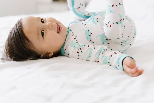 Vista 2 de KicKee Pants - Mameluco estampado con cremallera y pies cubiertos para niños y niñas