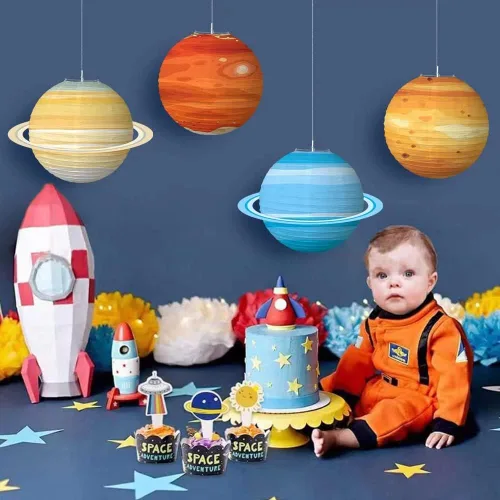 Vista 3 de 8 linternas de planetas de papel 3D de gran tamaño para decoración de fiesta de cumpleaños de niños con temática de astronautas, espacio exterior