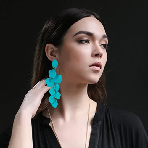 Vista 4 de XYAYOU - Aretes colgantes de pétalos acrílicos, aretes largos de flores de rosa para mujeres y niñas, aretes de flores acrílicas bohemios para fiesta