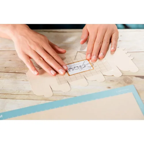 Vista 8 de Cricut Cinta de transferencia, 1 x 21 pies, hoja adhesiva de fácil transferencia para proyectos de vinilo, compatible con la mayoría de tipos