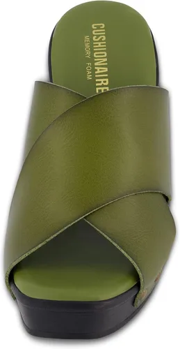 Vista 3 de CUSHIONAIRE Kamari - Sandalias de madera sintética para mujer con relleno de espuma viscoelástica anchos disponibles