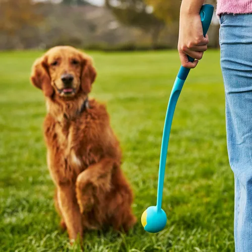 Vista 8 de GoSports Pets - Lanzador de pelotas para perros de 24 pulgadas, lanzador ergonómico de pelotas de tenis para perros de más de 20 libras, incluye