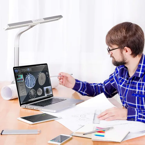 Vista 8 de OttLite Lámpara de escritorio LED con abrazadera resistente, iluminación extra ancha, regulable con 5 ajustes de brillo y LED de luz natural de bajo