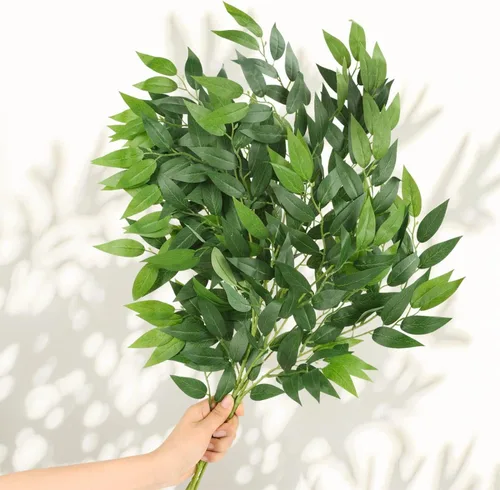 Vista 8 de WEISPARK Tallos de Verdor Artificial Ruscus Italiano, 16pcs Ramas de Guirnalda de Hojas Verdes Sintéticas Spray de Verdor Colgante para Ramo
