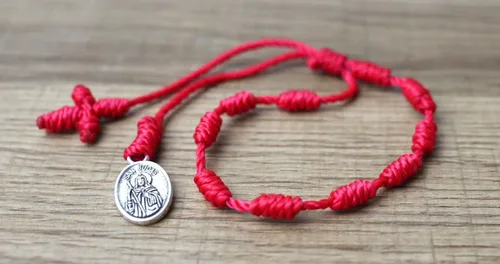 Vista 3 de Mi San Judas Medalla Roja Rosario Colgante de Rosario Católico Cristiano Protección para Hombres Santos Mujeres Pulsera ReligiosaSan Judas Tadeo