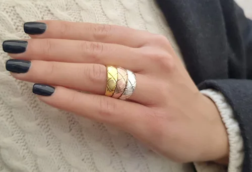 Vista 5 de Anillo Capitoné de cúpula pequeña para mujer en oro macizo de 9K, 14K y 18K, banda de oro Capitone, anillo de oro con textura, regalo único, regalo