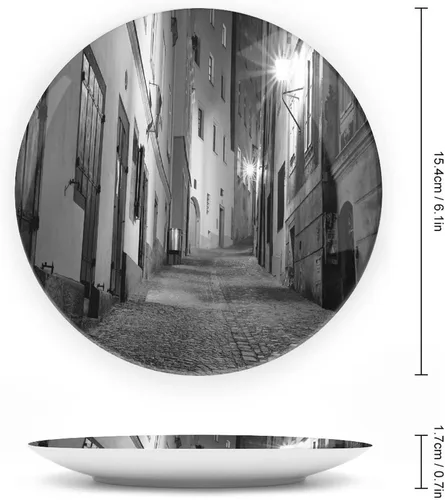 Vista 2 de Platos de cerámica, platos de cerámica decorativos en blanco y negro, callejón europeo oscuro por la noche, calle vacía, 6 pulgadas, para comedor